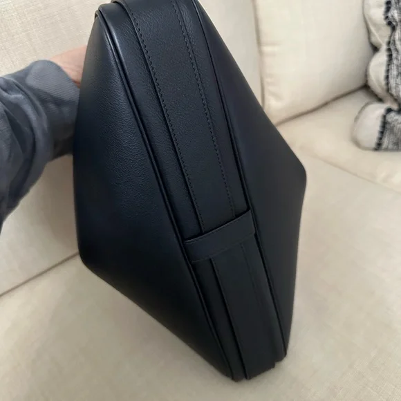 Elegant Black Leather Handbag - Picture 6 of 16